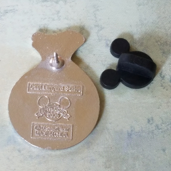 Hidden Mickey Disney pin Starfish - Picture 2 of 2